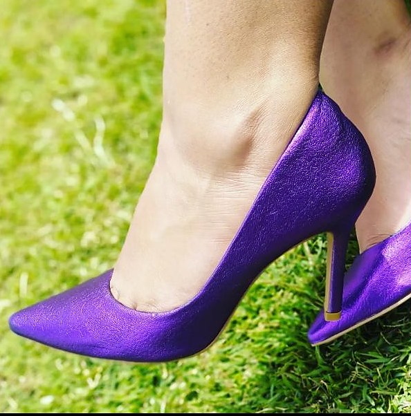 Scarpin roxo metalizado de bico fino